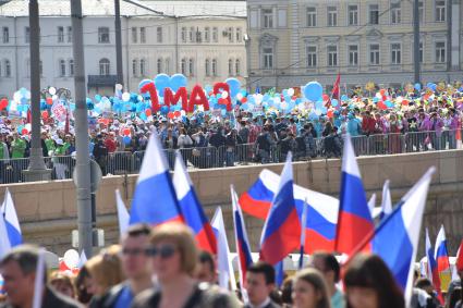 Москва. Участники первомайской демонстрации на Большом Москворецком мосту.