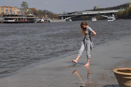 Москва. Девушка гуляет по  затопленной   набережной  на Воробьевых горах.