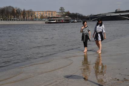 Москва. Девушки гуляют по  затопленной   набережной  на Воробьевых горах.