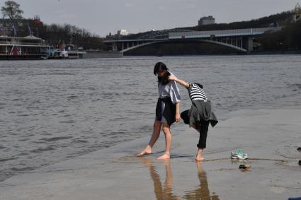 Москва. Девушки гуляют по  затопленной   набережной  на Воробьевых горах.