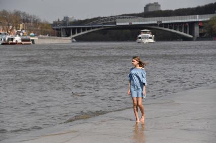 Москва. Девушка гуляет по затопленной набережной на Воробьевых горах.