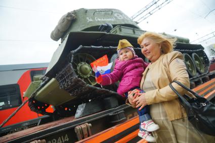 Екатеринбург. Женщина с маленькой девочкой на руках у агитационного поезда «Армия Победы – 2017» (справа) на ЖД вокзал