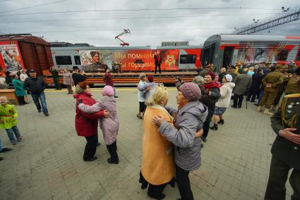 Екатеринбург. Ветераны танцуют на перроне ЖД вокзана, во время прибытия агитационного поезда «Армия Победы – 2017»