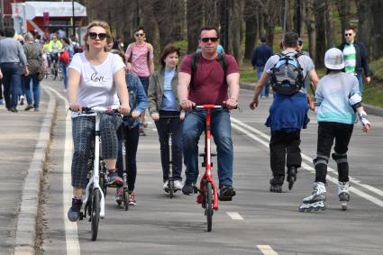 Москва. Горожане  во время велопрогулки  на Андреевской набережной.