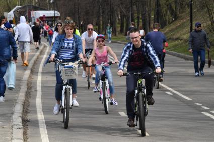 Москва. Горожане  во время велопрогулки  на Андреевской набережной.