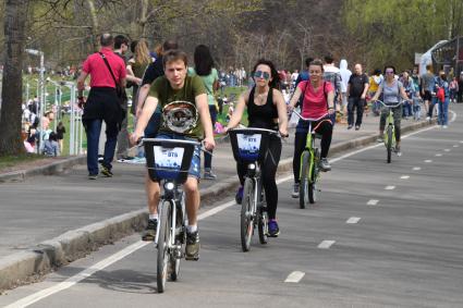 Москва. Горожане во время велопрогулки на Андреевской набережной.