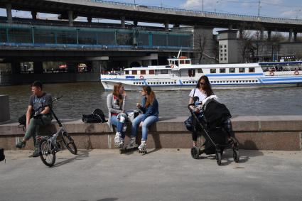 Москва. Горожане отдыхают на Андреевской набережной.