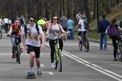 Москва. Горожане во время велопрогулки на Андреевской набережной.