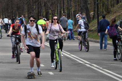 Москва. Горожане  во время велопрогулки  на Андреевской набережной.