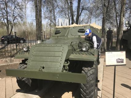 Москва. Мальчик забрался на БТР 152 времен Великой Отечественной войны на уличной экспозиции музея старинной техники Вадима Задорожного.