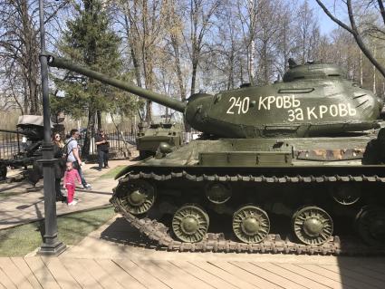 Москва.  Танк времен Великой Отечественной войны  на уличной экспозиции музея  старинной техники  Вадима Задорожного.