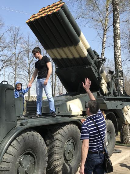 Москва. Посетители у реактивной системы залпового огня времен СССР 9К57 `Ураган` на уличной экспозиции музея Вадима Задорожного.
