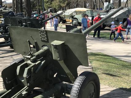 Москва.  Посетители осматривают технику времен Великой Отечественной войны  на уличной экспозиции музея  Вадима Задорожного.