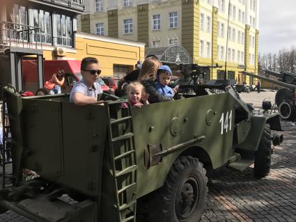 Москва. Посетители во время осмотра военной техники времен второй мировой войны на уличной экспозиции музея Вадима Задорожного.