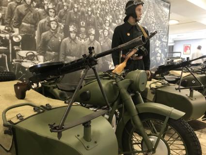 Москва. Тяжелый мотоцикл ИМЗ М-72 со стрелковым оружием в павильоне музея старинной техники Вадима Задорожного.