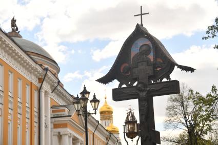 Москва. Церемония открытия у Никольской башни Кремля креста в память о великом князе, генерал-губернаторе Москвы в 1891 - 1905 годах Сергее Александровиче.