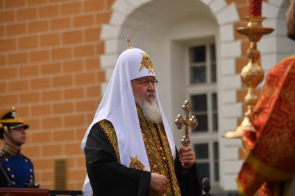 Москва. Патриарх Московский и всея Руси Кирилл на церемонии открытия у Никольской башни Кремля креста в память о великом князе, генерал-губернаторе Москвы в 1891 - 1905 годах Сергее Александровиче.