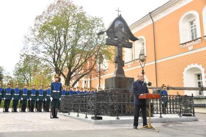 Москва. Президент РФ Владимир Путин на церемонии открытия у Никольской башни Кремля креста в память о великом князе, генерал-губернаторе Москвы в 1891 - 1905 годах Сергее Александровиче.