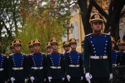 Москва. Почетный караул на церемонии открытия у Никольской башни Кремля креста в память о великом князе, генерал-губернаторе Москвы в 1891 - 1905 годах Сергее Александровиче.