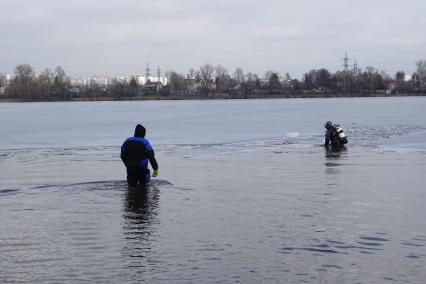 Москва.   Водолаз чистит  озеро Белое от мусора в районе Косино-Ухтомское.