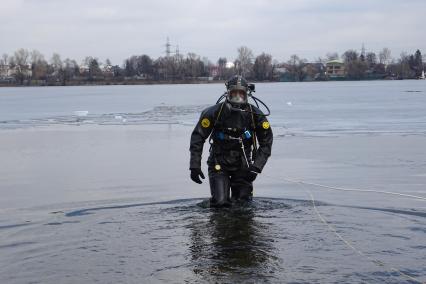 Москва.   Водолаз чистит  озеро Белое от мусора в районе Косино-Ухтомское.