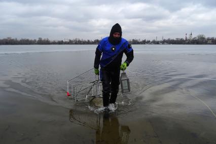 Москва.   Водолаз чистит  озеро Белое от мусора в районе Косино-Ухтомское.