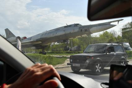 Энгельс. Самолет-памятник   установлен на одной из улиц города .