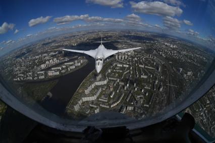 Москва. Стратегический бомбардировщик Ту-160 имитировал дозапраку в воздухе.