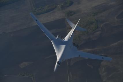 Москва. Стратегический бомбардировщик Ту-160 в воздухе.