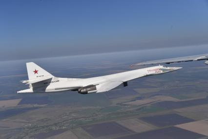 Москва. Стратегический бомбардировщик Ту-160 в воздухе.