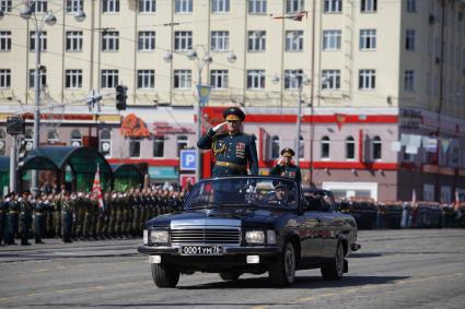 Екатеринбург. Командующий войсками ЦВО (Центральный военный округ) Владимир Зарудницкий принимает парад в честь 72-й одовщины победы в Великой Отечествоенной войне