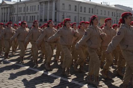 Екатеринбург. Участников военно-патриотического движения «Юнармия» маршируют парадным строем в честь 72-й годовщины победы в Великой Отечествоенной войне