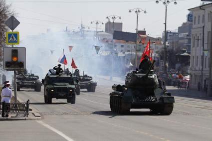 Екатеринбург. Танк Т-34 во время военного парада в честь 72-й годовщины победы в Великой Отечествоенной войне