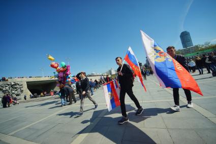 Екатеринбург. Торговцы праздничной атрибутикой во время праздничных гуляний горожан в честь 72-й годовщины победы в Великой Отечественной войне