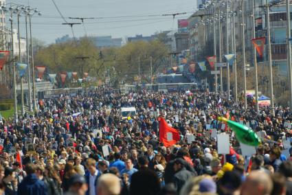 Екатеринбург. Праздничные гуляния горожан после военного парада в честь 72-й годовщины победы в Великой Отечественной войне