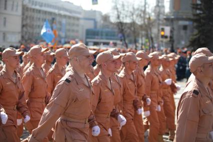 Екатеринбург. Военнослужащие сухопутных войск маршируют парадным строем в честь 72-й одовщины победы в Великой Отечествоенной войне