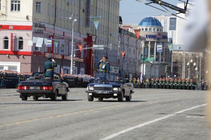 Екатеринбург. Командующий войсками ЦВО (Центральный военный округ) Владимир Зарудницкий принимает парад в честь 72-й одовщины победы в Великой Отечествоенной войне