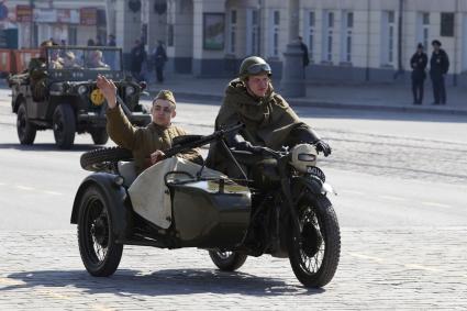 Екатеринбург. Проезд военных ретроавтомобилей и мотоциклов во время военного парада в честь 72-й годовщины победы в Великой Отечествоенной войне