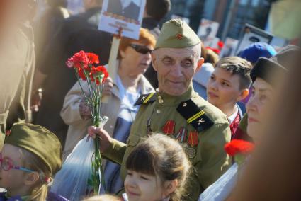 Екатеринбург. Участники шествия акции \'Бессмертный полк\' фотографируются с ветераном