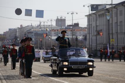 Екатеринбург. Командующий войсками ЦВО (Центральный военный округ) Владимир Зарудницкий принимает парад в честь 72-й одовщины победы в Великой Отечествоенной войне