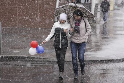 Барнаул. Прохожие во время снегопада на одной из улиц города.