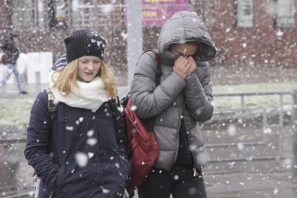 Барнаул. Прохожие во время снегопада на одной из улиц города.