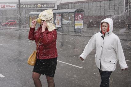 Барнаул. Прохожие во время снегопада на одной из улиц города.