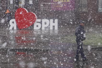 Барнаул. Прохожий во время снегопада на одной из улиц города.