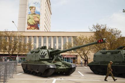 Ставрополь. Самоходная гаубица `Мста-С`    на площади Ленина в рамках проведения репетиции Парада Победы.