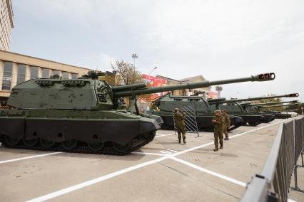 Ставрополь. Самоходная гаубица `Мста-С`   на площади  Ленина в рамках проведения репетиции Парада Победы.