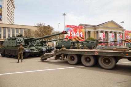 Ставрополь. Самоходную гаубицу `Мста-С`  доставили  на площадь Ленина в рамках проведения репетиции Парада Победы.