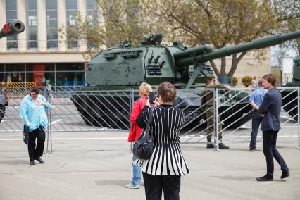 Ставрополь. Самоходная  гаубица `Мста-С`  на площади  Ленина в рамках проведения репетиции Парада Победы.