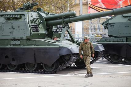 Ставрополь. Самоходную гаубицу `Мста-С`  доставили  на площадь Ленина в рамках проведения репетиции Парада Победы.