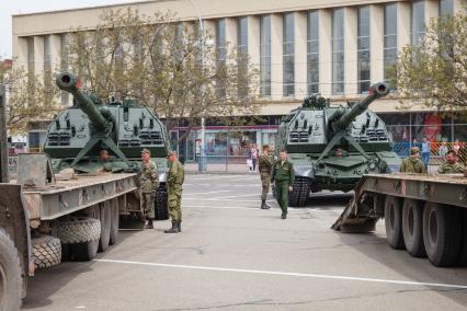 Ставрополь. Самоходную гаубицу `Мста-С`  доставили  на площадь Ленина в рамках проведения репетиции Парада Победы.